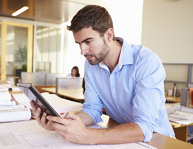 Man Tablet Call Back Phishing 2023