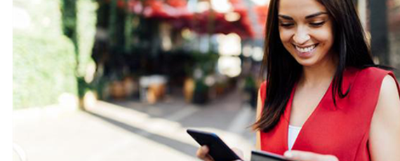 Vrouw Met Mobiel En Betaalkaart In Handen