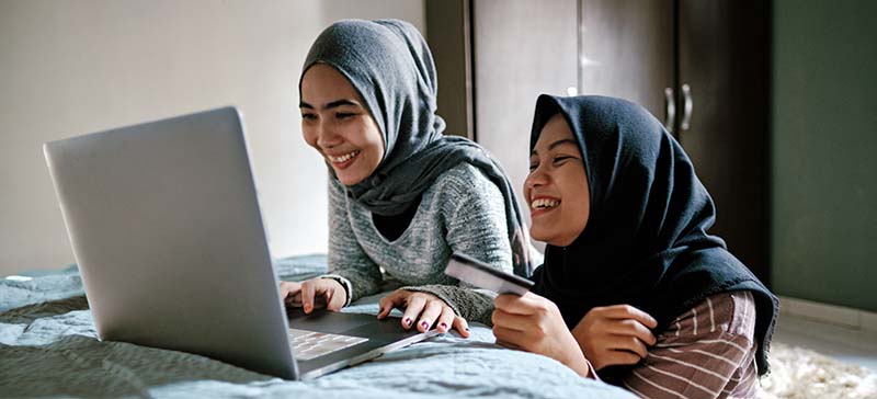 Meisjes Met Hoofdoek En Laptop 800