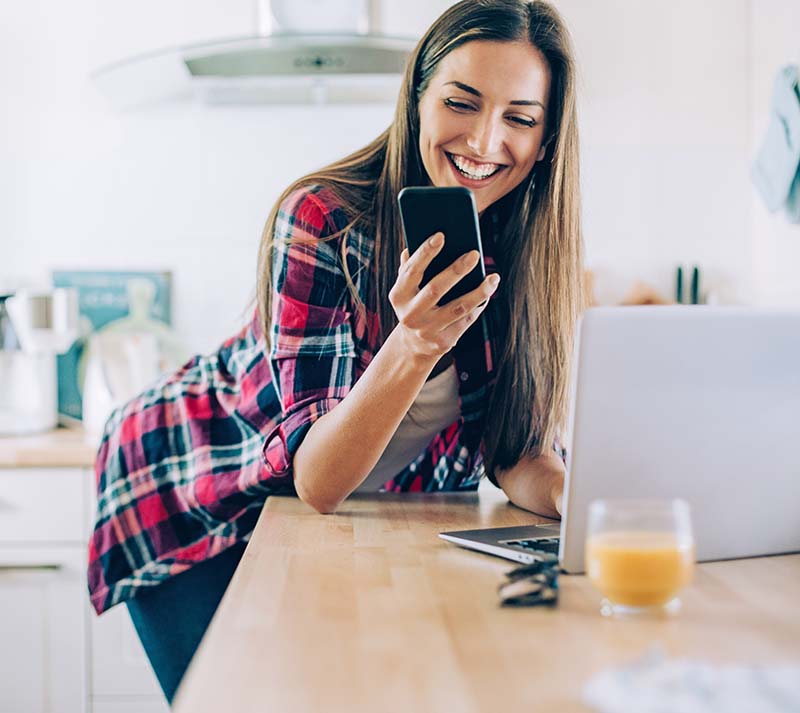Mijn Rekening - Vrouw met app en laptop